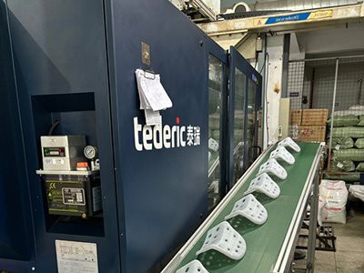 Injection molding machine 4 Injection molding machine 4